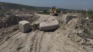 Kaçak hafriyat dökümü denetiminde karşılaşılan plakasız kepçe otoparka çekildi