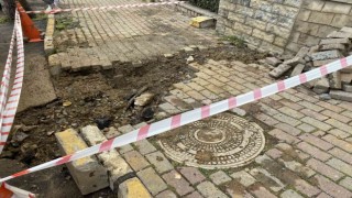 Kadıköyde İSKİye ait boru patladı, fışkıran su metrelerce yükseldi