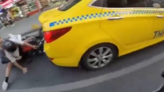 Kadıköyde motosiklet sürücüsü taksiye çarptı