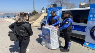 Kadıköyde polisler, KADES, UYUMA ve HAYDİ mobil uygulamalarını vatandaşlara tanıttı