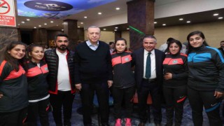 Kadın futbolcular: “Cumhurbaşkanı Erdoğanla bir araya gelmenin mutluluğunu yaşadık”