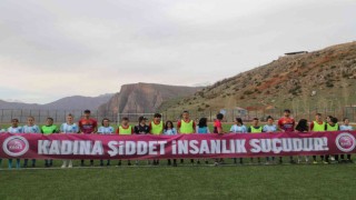 Kadın futbolculardan “şiddete hayır”