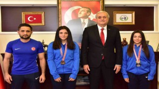 Kadın güreşçiler Başkan Bakkalcıoğlunu ziyaret etti