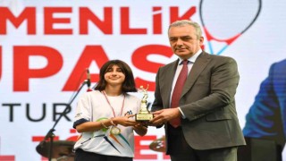 Kadın tenisçi rakip tanımadı