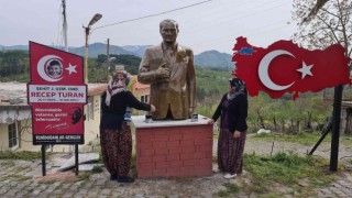 Kadınlar Atatürk büstünü altın rengine boyadı