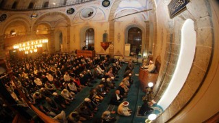 Kadir Gecesinde eller dua için semaya kalktı