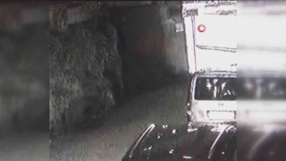 Kafasına atılan cisim sonucu ikinci katın merdivenlerinden düşen polis memuru şehit oldu...Düşme anı kameralara yansıdı