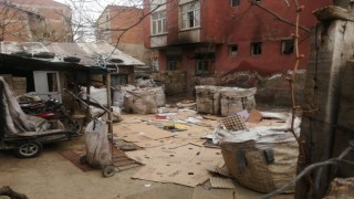 Kağıt toplayıcıları mahalleyi atık toplama merkezine çevirdi, yayılan kokular vatandaşı bezdirdi