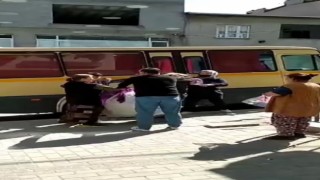 Kağıt toplayıcısı kadınların yer anlaşmazlığı saç saça kavgaya dönüştü