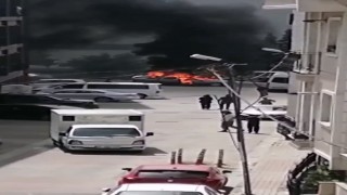 Kağıthanede park halindeki otomobil alev alev yandı