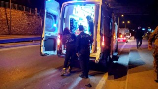 Kaldırıma çarpıp yola savrulan motosiklet sürücüsü yaralandı