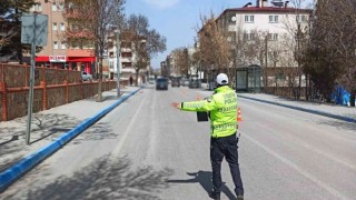 Kamera yok diye kırmızı ışıkta geçenler sivil ekibe yakalandı