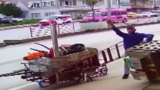 Kameraya el sallayan pişkin hırsızın sonu hapis oldu