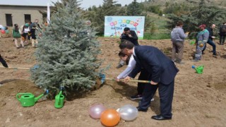 Kamu Başdenetçisi Malkoç, ilkokul öğrencileriyle bir araya gelerek ağaç dikti