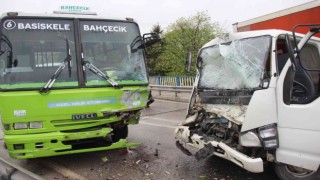 Kamyonet ile halk otobüsü kafa kafaya çarpıştı: 2 yaralı