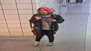 Kanadada metro istasyonunda bekleyen kadın raylara itildi