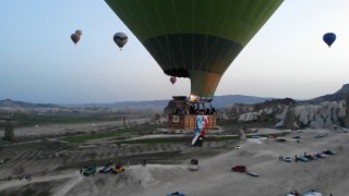Kapadokyada balonlar Türk bayrakları ile havalandı