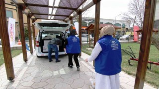 Kapı kapı gezen gönüllü tim yetim aile ve çocuklarına mutluluk dağıtıyor