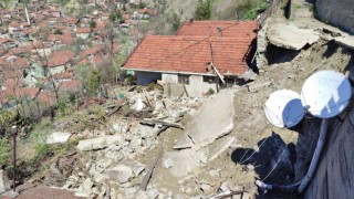 Karabükte heyelan 2 eve zarar verdi