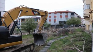 Karadeniz fıkrası gibi olay: Adresi karıştırdı, yanlış binayı yıktı