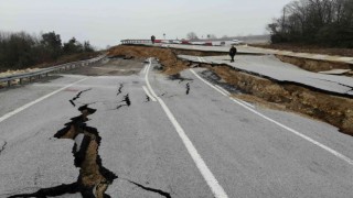 Karadenizi İstanbula bağlayan yol çöktü