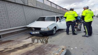 Karayolunda direksiyon hâkimiyetini kaybeden sürücü otomobille refüje çarptı