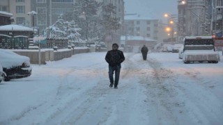 Kars Nisan ayında kışı yaşıyor: Kente kar karlığını 20 santimetreyi geçti