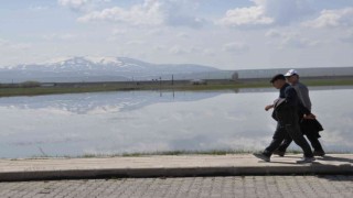 Karsta bulutların suya yansıması görenleri büyüledi