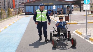 Karsta jandarmadan çocuklara trafik eğitimi