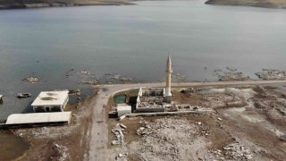 Karsta sel suları Boğazköy camisinin minaresi yıktı