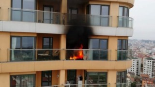 Kartalda 34 katlı bir binanın 21inci katında bilinmeyen bir nedenle yangın çıktı. Olay yerine çok sayıda itfaiye ve sağlık ekibi sevk edildi.