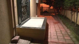 Kartalda bir hırsız, apartman girişindeki demir korkulukları parçalayarak çaldı