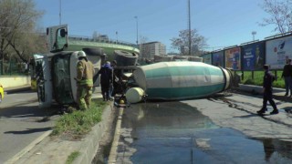 Kartalda virajı alamayan beton mikseri yola devrildi