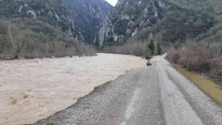 Kastamonuda çöken yol trafiğe kapatıldı