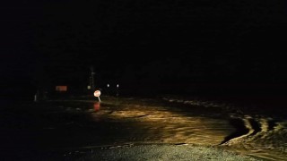 Kastamonuda sağanak yağış sonrası dereler taştı, yol sularla kaplandı