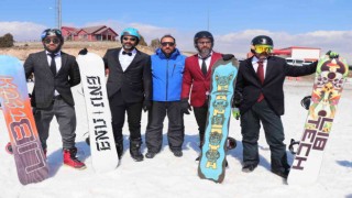 Kayak sezonunu takım elbiseyle snowboard yaparak uğurladılar