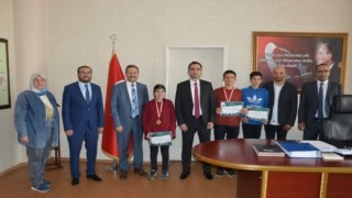 Kaymakam Arslanköylü, altın madalyalı aşçıları kutladı