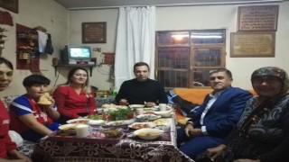 Kaymakam Gürçam, vatandaşın sofrasında iftarını açtı