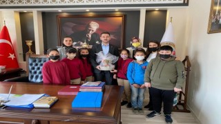 Kaymakam İrdelp, yarışmada dereceye giren öğrencileri ödüllendirdi