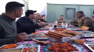 Kaymakam Kurt askerlerle iftarda buluştu