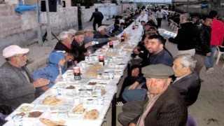 Kaymakamı Sevgili ile Belediye Başkanı Doğru ihtiyaç sahibi ailelerle iftar yaptı
