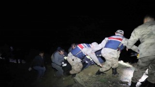 Kaza sonrası çaya düşen otomobildeki çift aranıyor