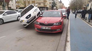 Kaza yapan araç park halindeki aracın üzerinde asılı kaldı