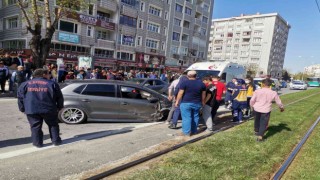 Kaza yapan otomobil 50 metre sürüklendi