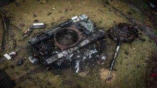 Kiev yakınlarında imha edilen Rus tankı görüntülendi