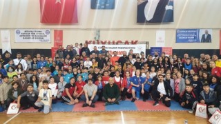 Kır Çiçekleri halter şampiyonasında önemli dereceler elde etti