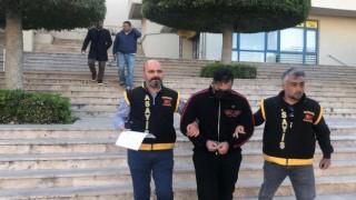 Kırmızı bültenle aranıyordu, çantasını unutunca yakalandı