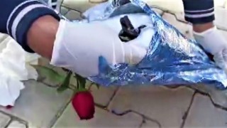Kırmızı gülün altından uyuşturucu çıktı