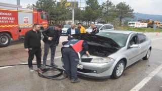 Kırmızı ışıkta beklerken alev alan yandı