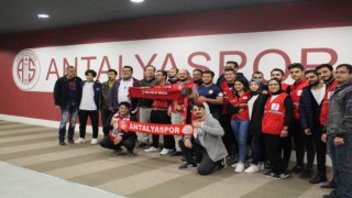 Kızılay gönüllüleri, Antalyaspor maçını görme engellilere betimlemeli maç anlattı